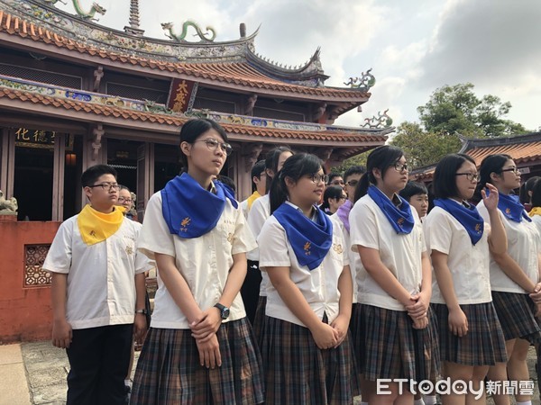 ▲台南市光華高中14日上午，在台南孔廟辦理仿古制選拔的特色活動，整合全校13大領域，選出94名在各領域優異的學士參加「聞喜宴」。（圖／光華高中提供，下同）