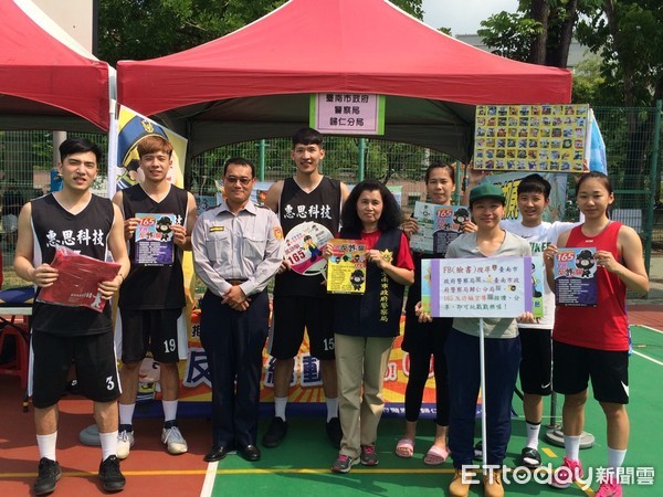 ▲台南市警歸仁分局，為恢宏政府反毒安居專案成效，利用107年台南市仁德區第7屆活力3對3籃球賽活動，在現場為學子進行反毒、打詐、掃黑宣導。（圖／警方提供）