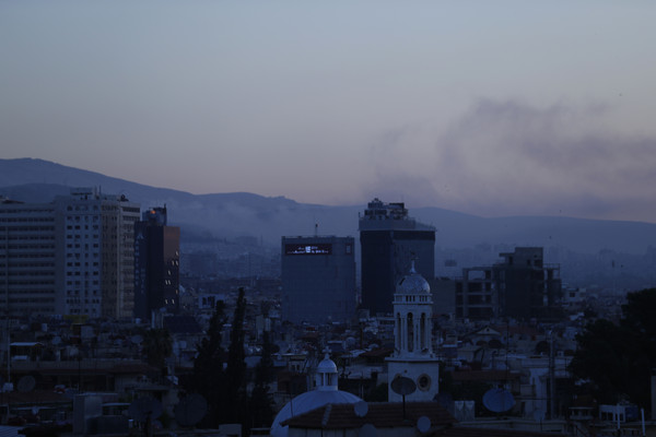 ▲▼▲▼ 敘利亞首都大馬士革遭到空襲，空中可清楚看到黑煙。（圖／達志影像／美聯社）