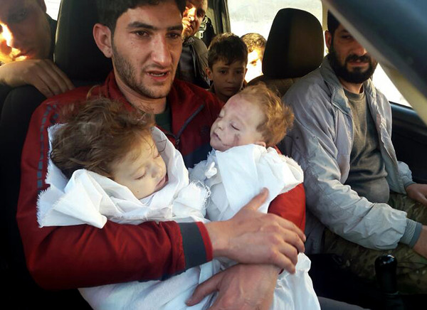 ▲▼敘利亞29歲的阿爾優素福（Abdel Hameed Alyousef）抱著受到化武攻擊的龍鳳胎遺體。（圖／達志影像／美聯社）