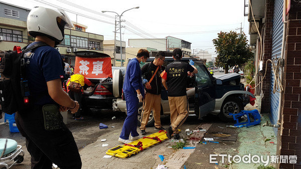 ▲▼ 一輛轎車在大肚區沙田路三段附近遭追撞，直接衝撞路邊奉茶車，造成4人受傷。（圖／記者吳欣晏翻攝）