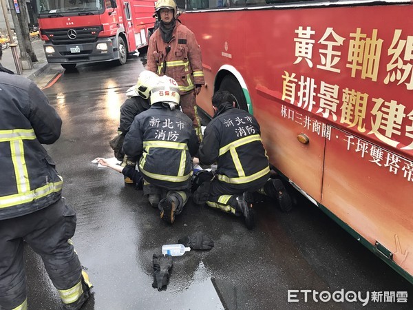 ▲▼男子受困公車車輪底下，消防人員到場協助脫困。（圖／記者陳豐德翻攝）