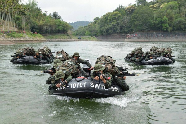 ▲▼陸軍特指部特一營山隘行軍訓練。（圖／陸軍司令部提供）