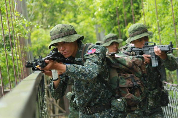 ▲▼陸軍特指部特一營山隘行軍訓練。（圖／陸軍司令部提供）