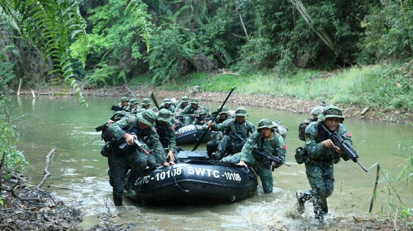 ▲▼陸軍特指部特一營山隘行軍訓練。（圖／陸軍司令部提供）