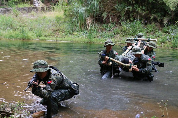 ▲▼陸軍特指部特一營山隘行軍訓練。（圖／陸軍司令部提供）