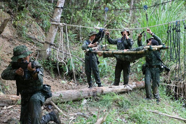 ▲▼陸軍特指部特一營山隘行軍訓練。（圖／陸軍司令部提供）