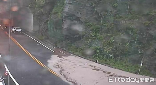 台9線蘇花公路168.7k附近因瞬間雨量太大多處坍方阻斷，受阻車輛清查中，目前暫時封閉。（圖／公路總局提供）