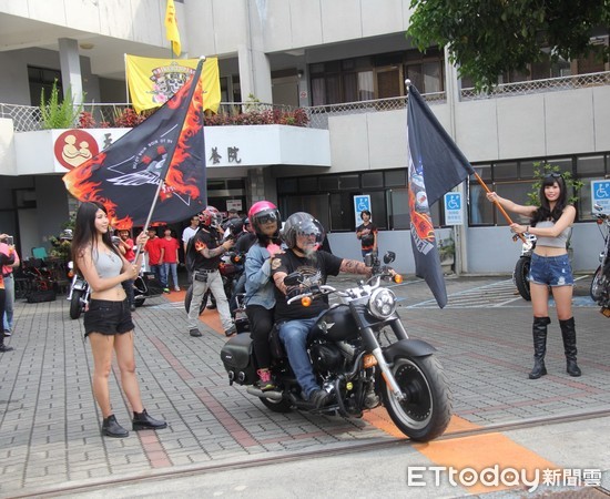 全國哈雷重機有14支車隊計200位車友，在台東天主教救星教養院會師，除捐款協助教養院修繕房屋，特別安排身障孩童及修女們乘坐哈雷機車繞街，縣長黃健庭特別前往表達謝意。（圖／台東縣政府提供）