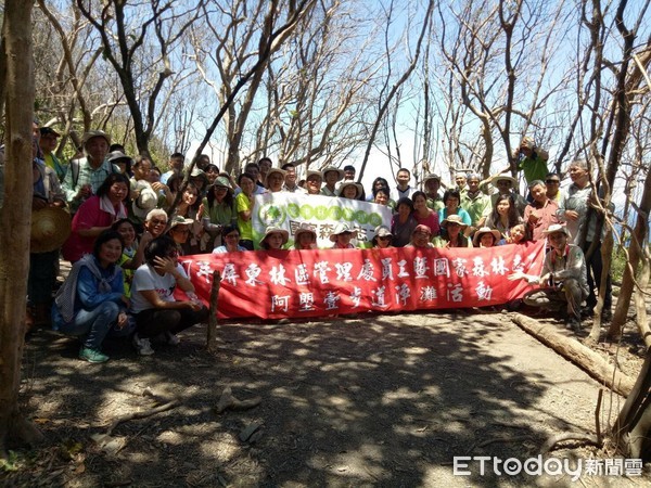 台東林管處與屏東林管處號召同仁、國家森林志工及在地部落居民近百人，沿古道撿拾垃圾，清出了約300公斤的垃圾，連續七年似乎垃圾量並未減少。（圖／台東林管處提供）