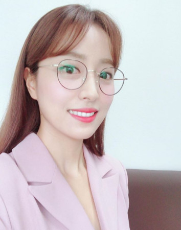 ▲▼林賢珠成為南韓第一位戴眼鏡播報的女主播。（圖／翻攝自林賢珠IG）