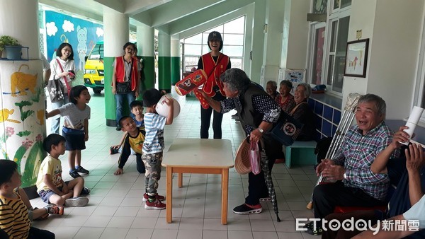 青荳芽幼兒園小朋友跟長輩當同學一同做操、上課、遊戲，互畫畫像贈予對方留念，最後一起享用田心烘焙坊贊助的茶會點心，長輩表示參加活動很開心。（圖／華山基金會提供）