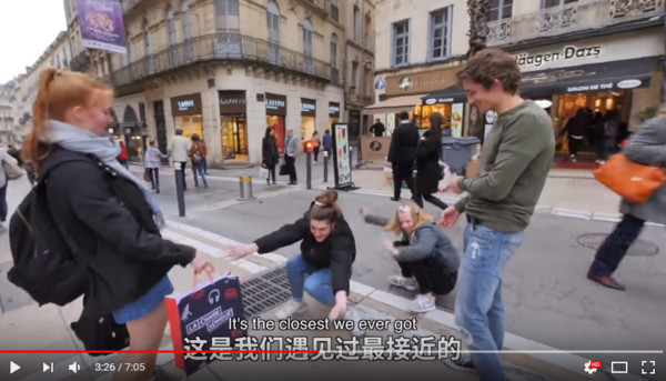 法國網紅實測歐美人會不會「亞洲蹲」。（圖／翻攝自Youtube／Xinshidandan 信誓蛋蛋）