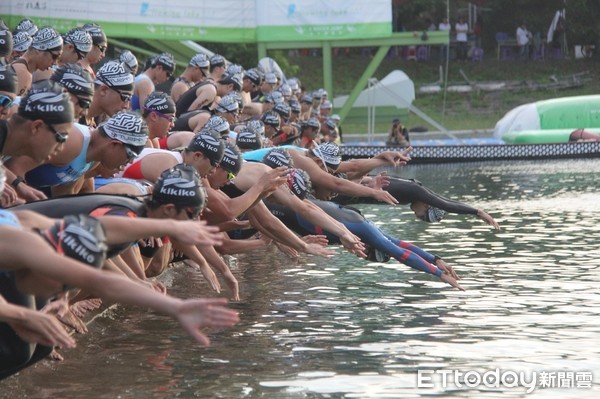 台東普悠瑪鐵人三項賽15日繼續在台東森林公園進行標準的51點5公里賽程暨鐵三角競賽，共有856位選手參賽。（圖／台東縣政府提供）