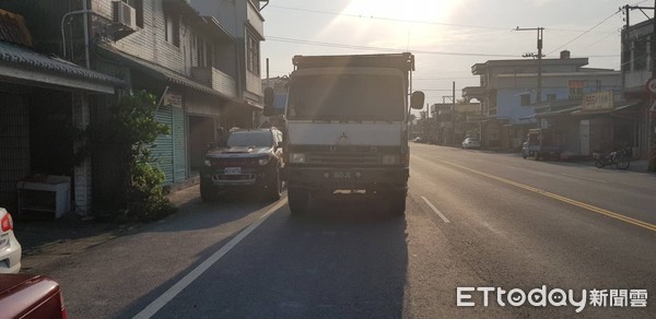 砂石車於達仁分駐所前台9公路上違規停車、嚴重妨害交通，駕駛人下車受檢，身上散發濃厚酒味，酒測值竟高達0.87mg/l，警方依規定告發並以涉嫌公共危險罪偵送地檢署偵辦。（圖／台東縣警察局提供）