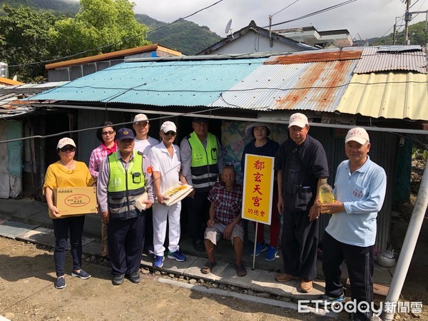 台東大武警察分局關懷轄內弱勢家庭，結合達仁鄉新化村都玄天宮主委丁財旺等善心人士發送民生物資。（圖／台東縣警察局提供）