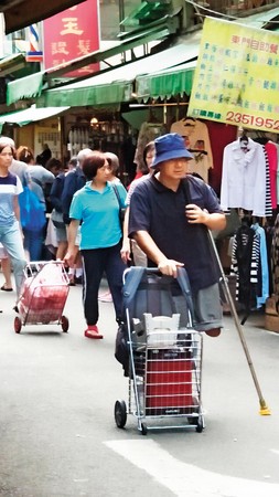 中國多名身障人士去年來到台灣，在菜市場行乞。
