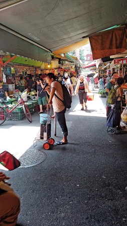 這些身障者多半賣唱吸引注意，可憐模樣博取台灣民眾同情，每日收入驚人。