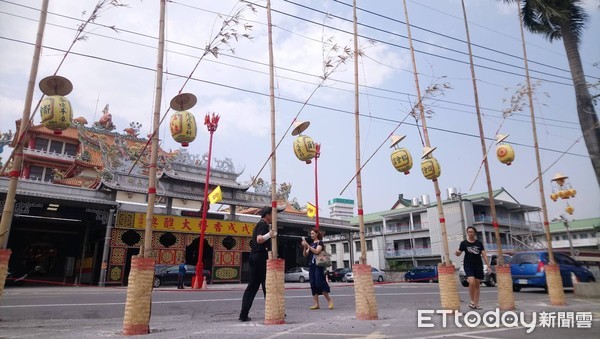 ▲西港慶安宮日前向天祈雨，果然才3天時間，15日下午就真的下了一點小雨，雖然這對枯旱的水庫進水助益有限，但神蹟還是讓信徒嘖嘖稱奇。（圖／高思博提供）