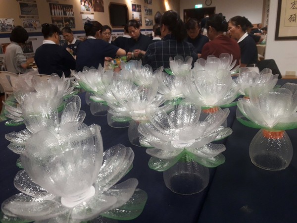 ▲▼慈濟志工以寶特瓶製作逾兩千環保燈湯花，將於5月13日照亮中正紀念堂。（圖／慈濟基金會）