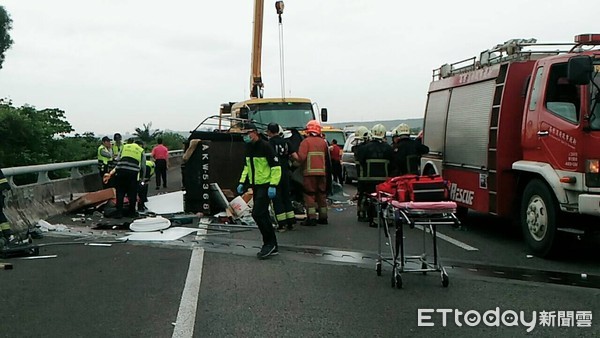 ▲▼國道3號傳小貨車翻覆，2人命危送醫。（圖／記者林煒傑翻攝）