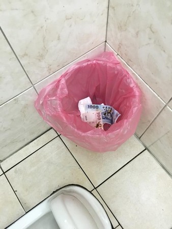 ▲▼網友公廁裡發現有人用鈔票擦大便。（圖／翻攝自臉書「爆怨公社」）