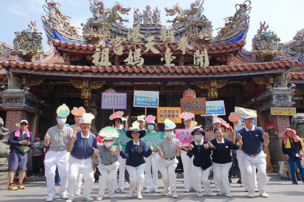 ▲▼大甲媽抵新港奉天宮，慈濟蔬果人奉茶消暑。（圖／慈濟基金會提供）