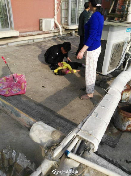 安徽省蕪湖市繁昌縣一名6歲竟拿一把小花傘，從13樓住家窗戶往下跳，墜落到6樓陽台，奇蹟似只受到皮肉傷。（圖／翻攝「蕪湖身邊事」微博）