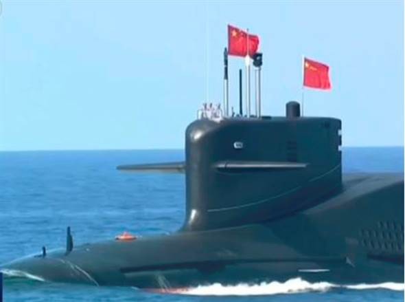 中國海上大閱兵094A型核潛艇首次公開亮相，更高的龜背很有可能搭載射程達1萬2000公里的巨浪-3潛射導彈。（圖／翻攝自央視）