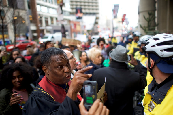 ▲美國費城兩名黑人男子不明被逮捕，民眾聚集在星巴克抗議。（圖／路透社）