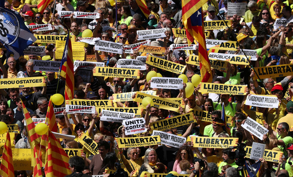 ▲▼4月15日，巴塞隆納遊行，抗議西班牙當局囚禁9名加泰隆尼亞獨派領袖。（圖／路透）