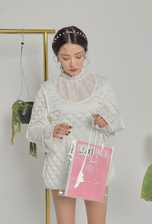 ▲時尚關鍵字“PVC”延燒到韓國女生身上啦！透明袋袋登上購物清單No.1★。（圖／BLAH提供）