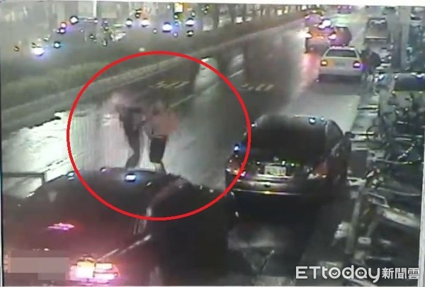 ▲▼醉漢（黑衣）衝上前反被林姓駕駛一拳撂倒在地。（圖／記者陳豐德翻攝）