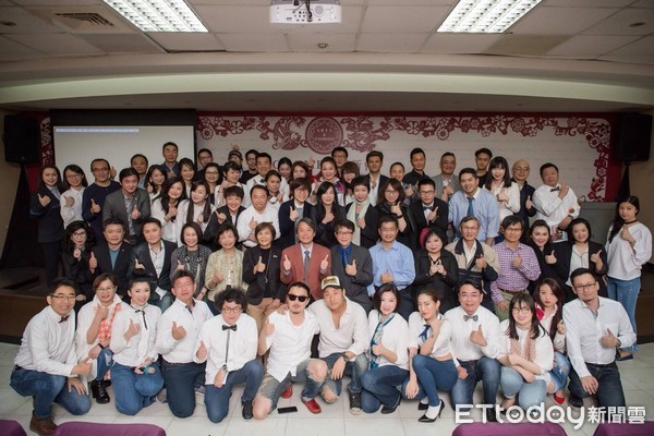 ▲▼台師大國際時尚GF-EMBA迎新會上，大家開心合影。