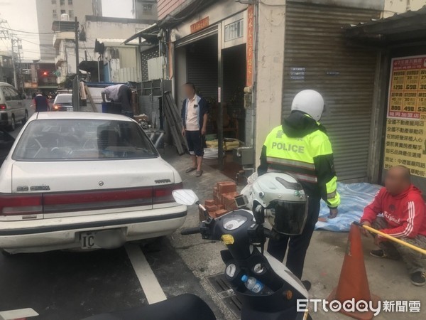 ▲劉姓男子擅將自小客車停於他人門前。（圖／中壢警分局提供）