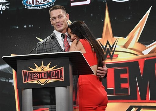 ▲▼WWE巨星希南（John Cena）與未婚妻貝拉（Nikki Bella）。（圖／達志影像／美聯社）
