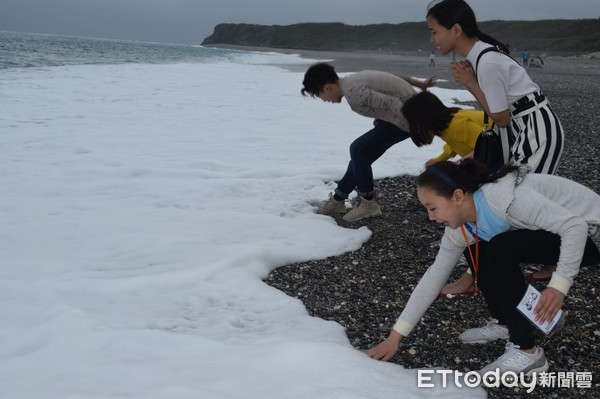 蒙古「藍天合唱團」前往海星國小與該校兒童樂隊及海星中學的人聲合唱團，藉音樂與歌聲文化交流並到七星潭看湛藍的太平洋。（圖／世界展望會提供）