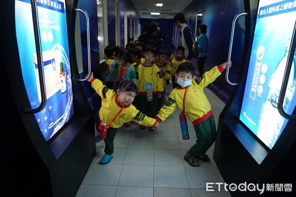 花蓮市立幼兒園舉辦校外教學，120位小班小朋友前往台肥海洋深層水園區，除認識深層水，還體驗有別一般的足癒步道。（圖／花蓮市公所提供）