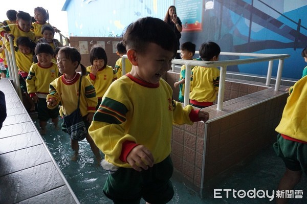 花蓮市立幼兒園舉辦校外教學，120位小班小朋友前往台肥海洋深層水園區，除認識深層水，還體驗有別一般的足癒步道。（圖／花蓮市公所提供）