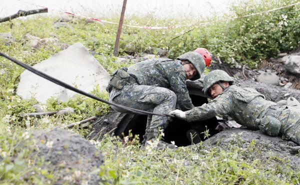 陸軍特戰指揮部特1營山隘行軍訓練17日於竹山消防訓練中心進行土石流災害搶救訓練。（圖／軍聞社）