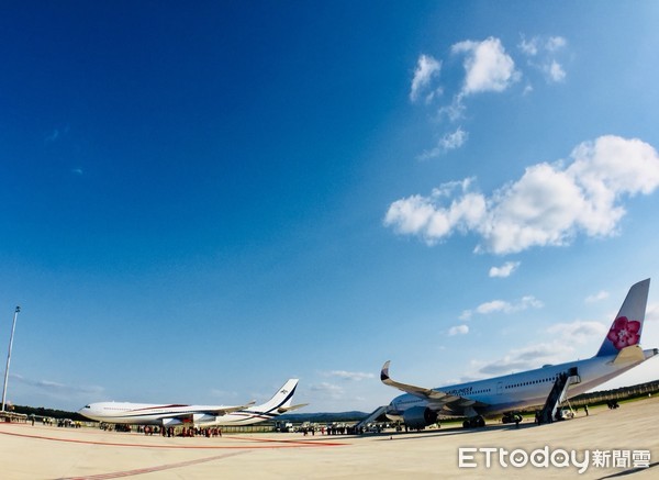 ▲▼總統蔡英文中華航空專機（右），華航移教給史瓦濟蘭國王的專機（左）。（圖／記者陶本和攝）