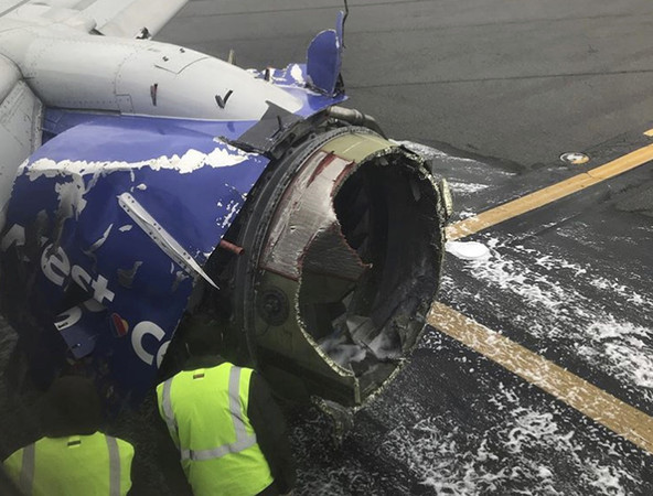 美國西南航空（Southwest Airlines）一架波音737－700型客機左引擎在高空中爆炸，證實造成1名乘客死亡、7人輕傷。（圖／達志影像／美聯社）