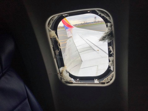美國西南航空（Southwest Airlines）一架波音737－700型客機左引擎在高空中爆炸，證實造成1名乘客死亡、7人輕傷。乘客馬丁尼茲（Marty Martinez）臉書直播。（圖／翻攝Marty Martinez臉書）