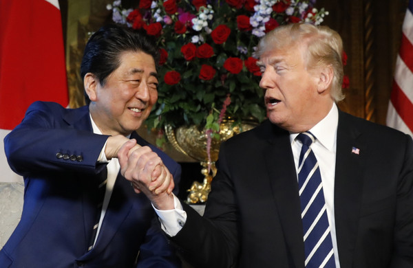 ▲美國總統川普（Donald Trump）與日本首相安倍晉三會晤。（圖／路透社）