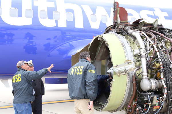▲▼美國西南航空（Southwest Airlines）一架波音737－700型客機左引擎在高空中爆炸，機長冷靜反應獲好評。（圖／路透社）