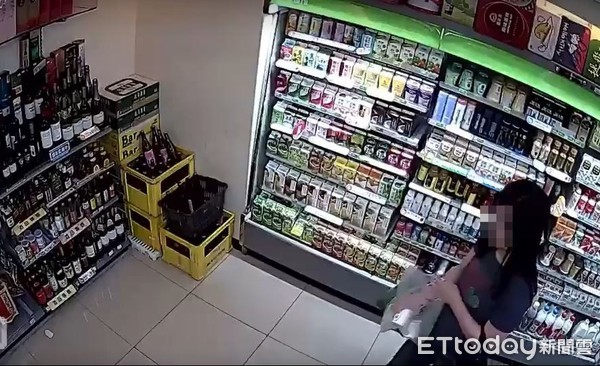 ▲▼渴女未結帳將紅茶喝完後藏在貨品後方。（圖／翻攝自爆廢公社）
