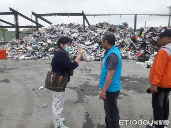 澎湖縣望安鄉公所鄉長許賢德率隊拜會花蓮市長魏嘉賢，針對清潔隊業務互做交流，探討垃圾掩埋場飽和旳因應，以及資源回收再利用推廣等問題。會後參觀清潔隊新隊部及資源回收場。（圖／花蓮市公所提供