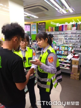 由於機警的超商劉姓女店員協助，防堵了男性客人遭詐騙，台東關山分局分局長蔡耀順親自率員警前往頒贈感謝狀及紀念品嘉勉。（圖／台東縣警察局提供）