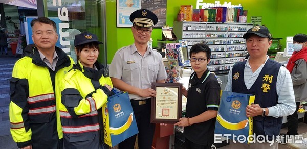 由於機警的超商劉姓女店員協助，防堵了男性客人遭詐騙，台東關山分局分局長蔡耀順親自率員警前往頒贈感謝狀及紀念品嘉勉。（圖／台東縣警察局提供）