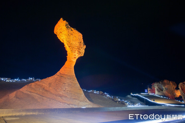 ▲▼夜訪野柳女王頭。夜訪女王夜間燈光秀女王頭（圖／記者季相儒攝）